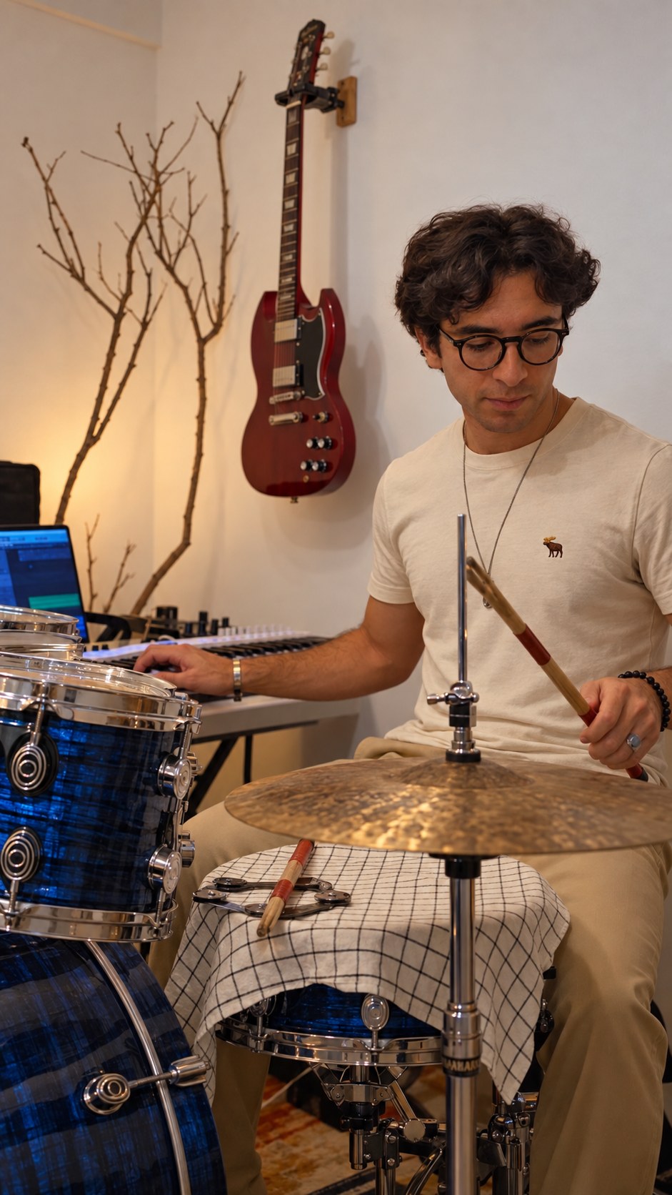 Eric Lizaola en el estudio de Casa del Árbol Studio